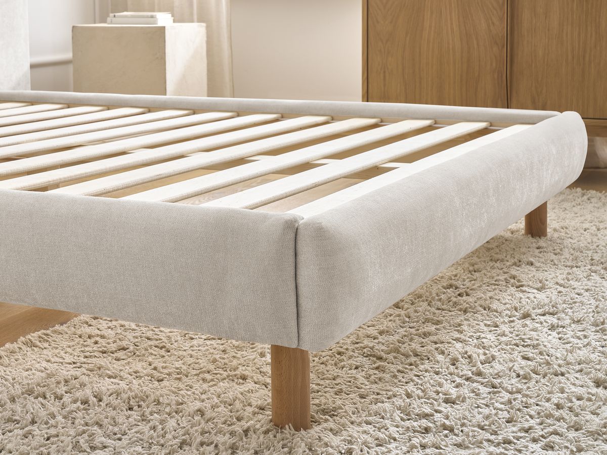 Lit ALTIRA tissu texturé avec lattes massives