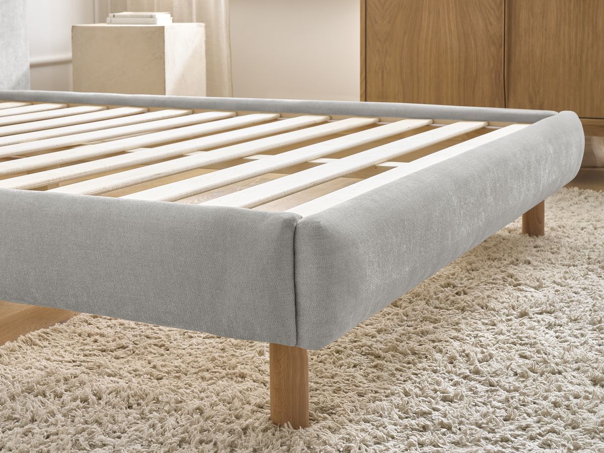 Lit ALTIRA tissu texturé avec lattes massives