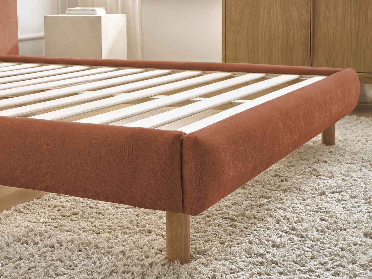 Lit ALTIRA tissu texturé avec lattes massives
