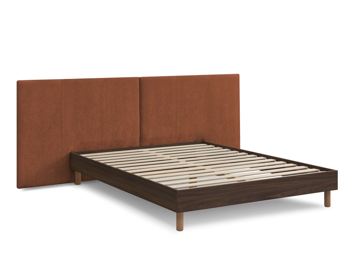 lit altira bois foncé avec lattes massives de couleur orange