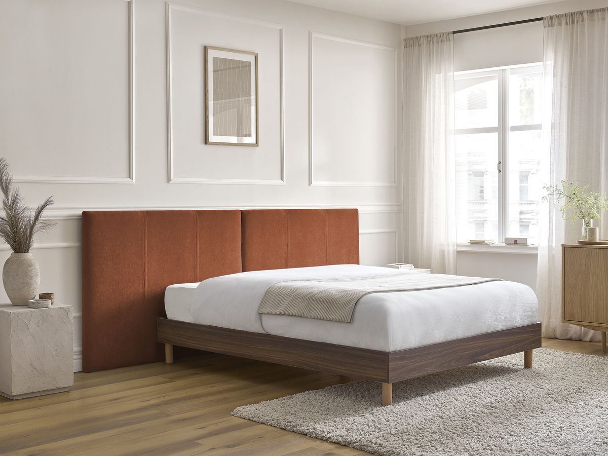 Lit ALTIRA bois foncé avec lattes massives orange — vue 6