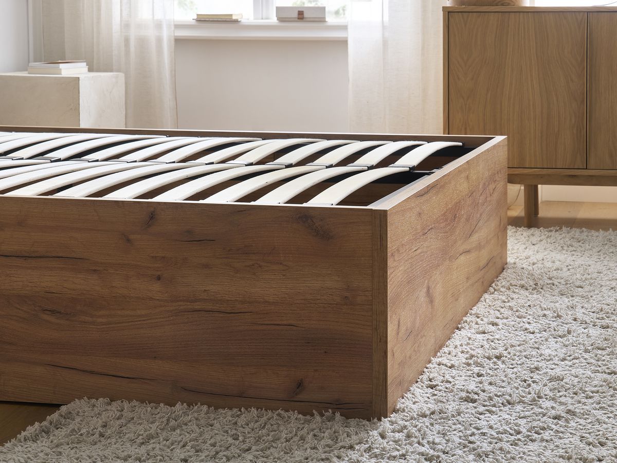 Lit coffre TIMO en bois clair et tissu bouclette
