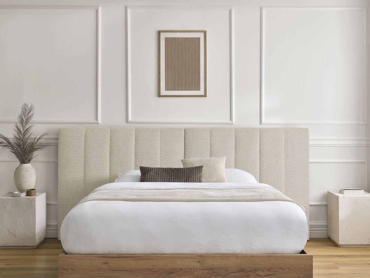 Lit coffre TIMO en bois clair et tissu bouclette
