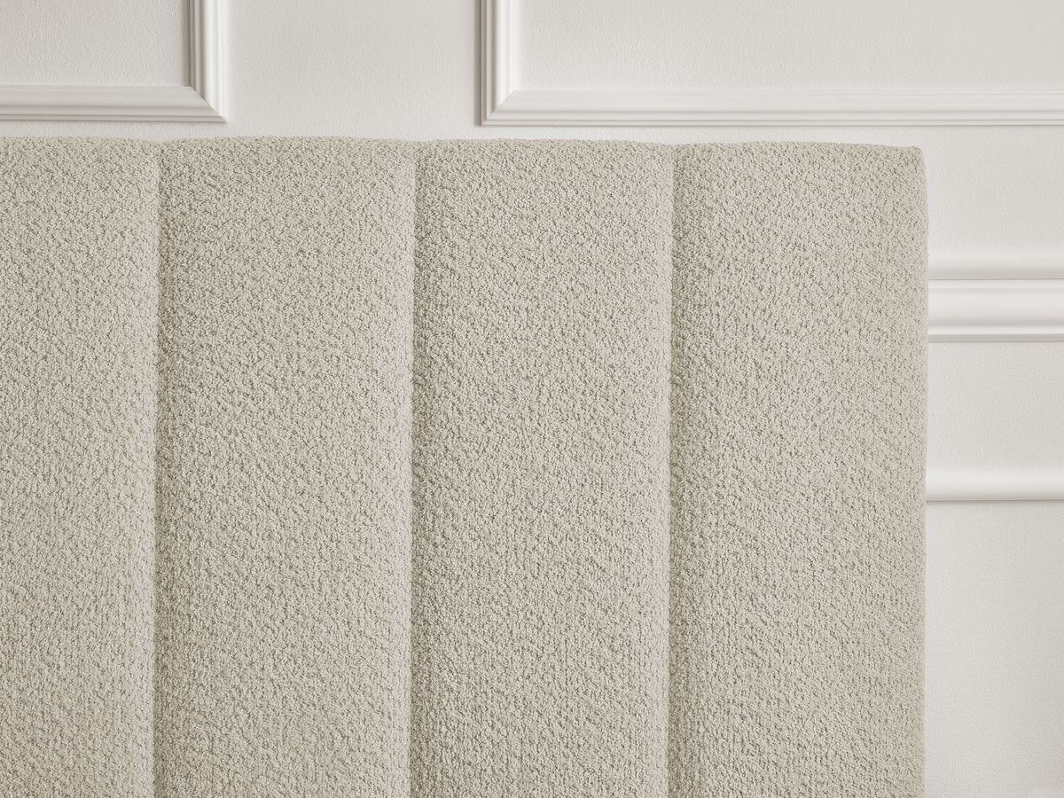 Lit coffre TIMO en bois clair et tissu bouclette