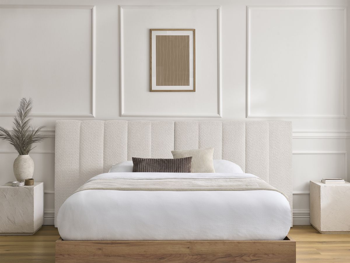 Lit coffre TIMO en bois clair et tissu bouclette