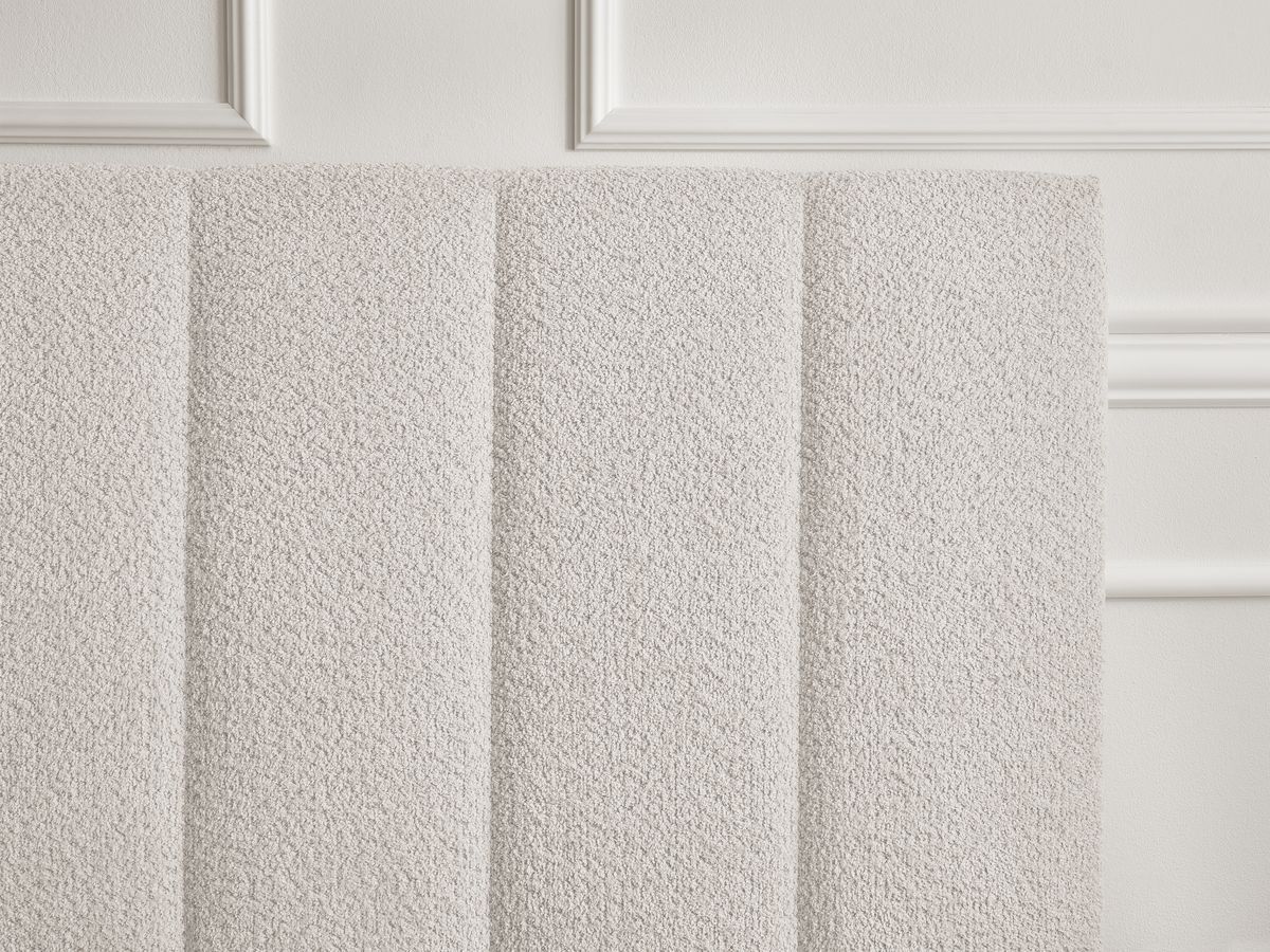 Lit coffre TIMO en bois clair et tissu bouclette