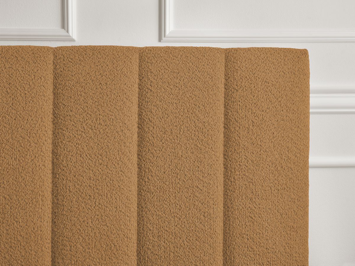 Lit coffre TIMO en bois clair et tissu bouclette