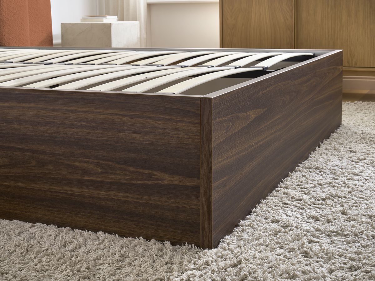 TIMO opbergbed in donker hout en badstof