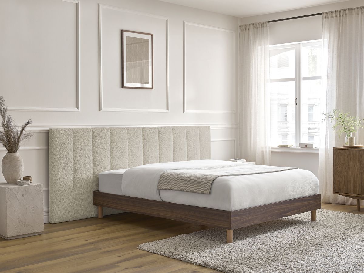 Lit TIMO bois foncé avec lattes massives beige — vue 6