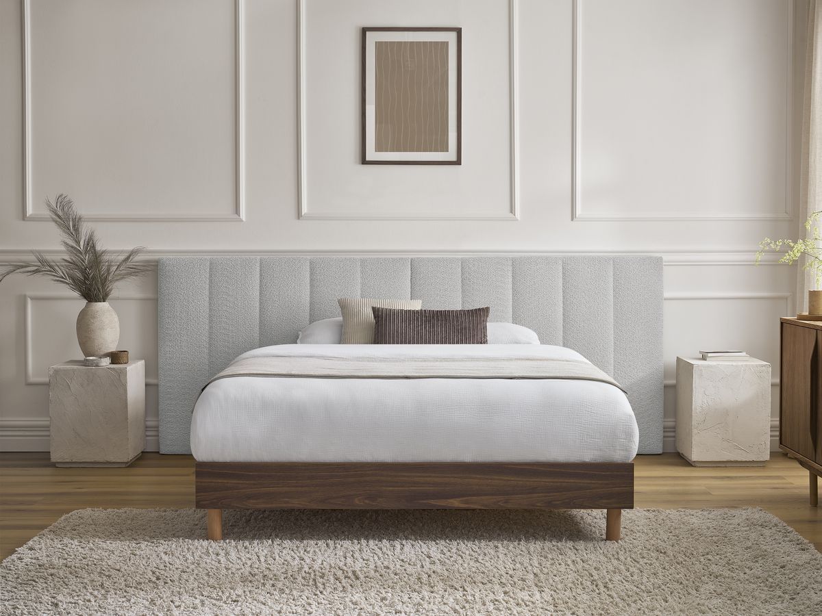 Lit TIMO bois foncé avec lattes massives gris