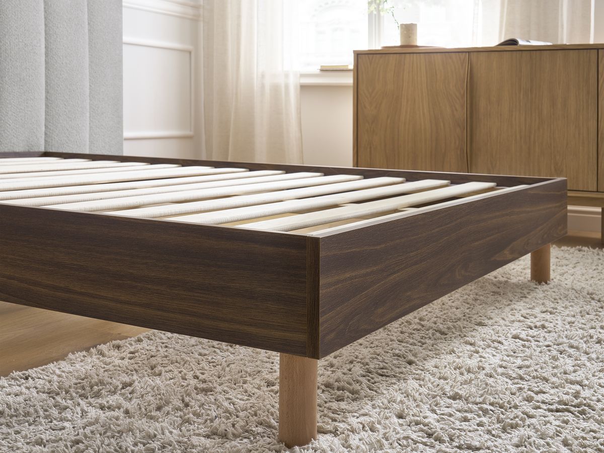 TIMO donkerhouten bed met massieve lattenbodem