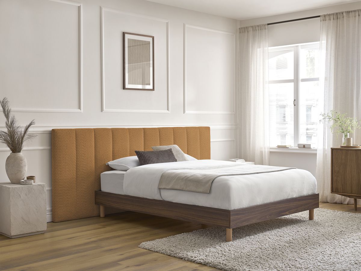 Lit TIMO bois foncé avec lattes massives jaune — vue 4