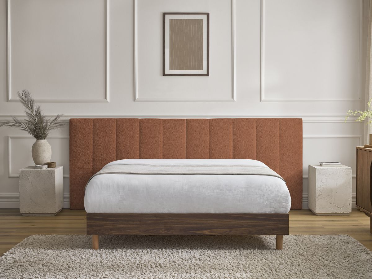 Lit TIMO bois foncé avec lattes massives orange — vue 5