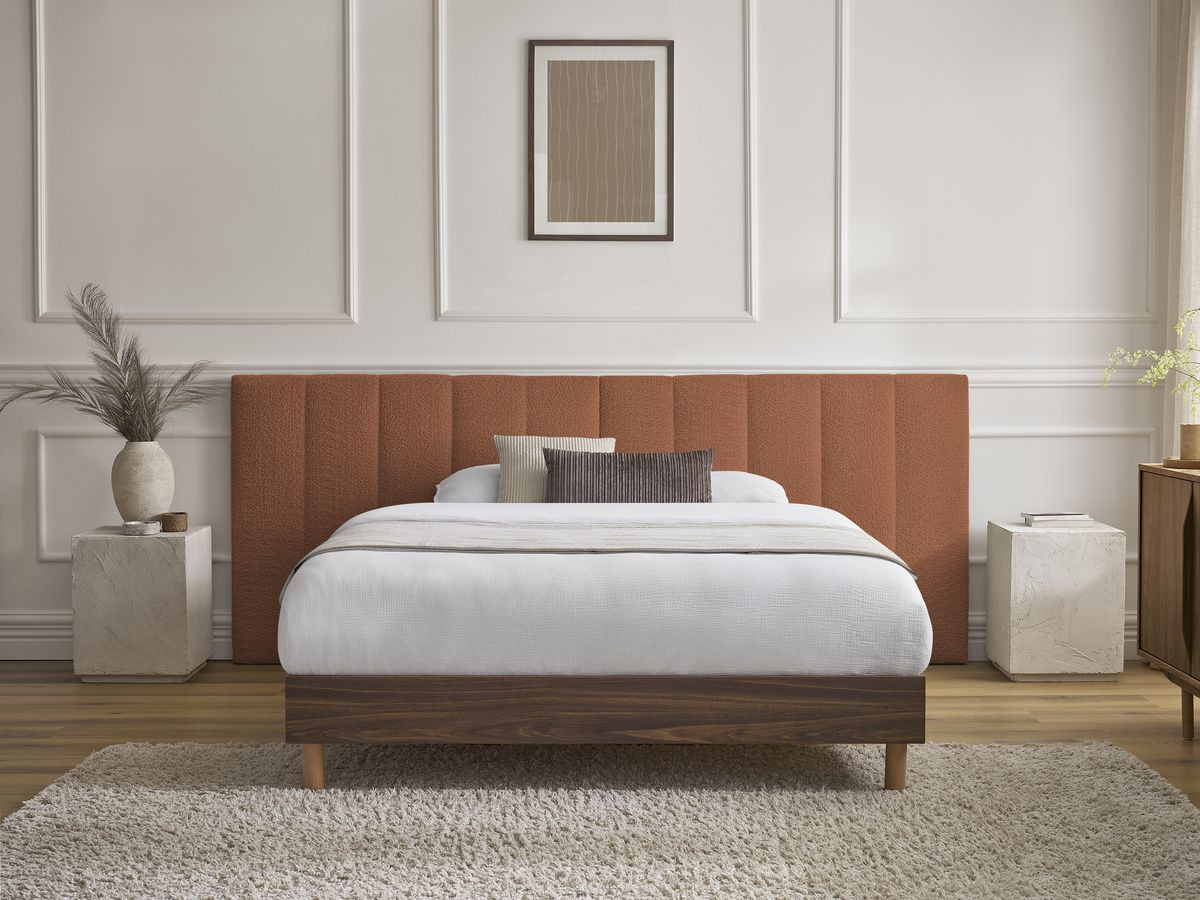 Lit TIMO bois foncé avec lattes massives orange