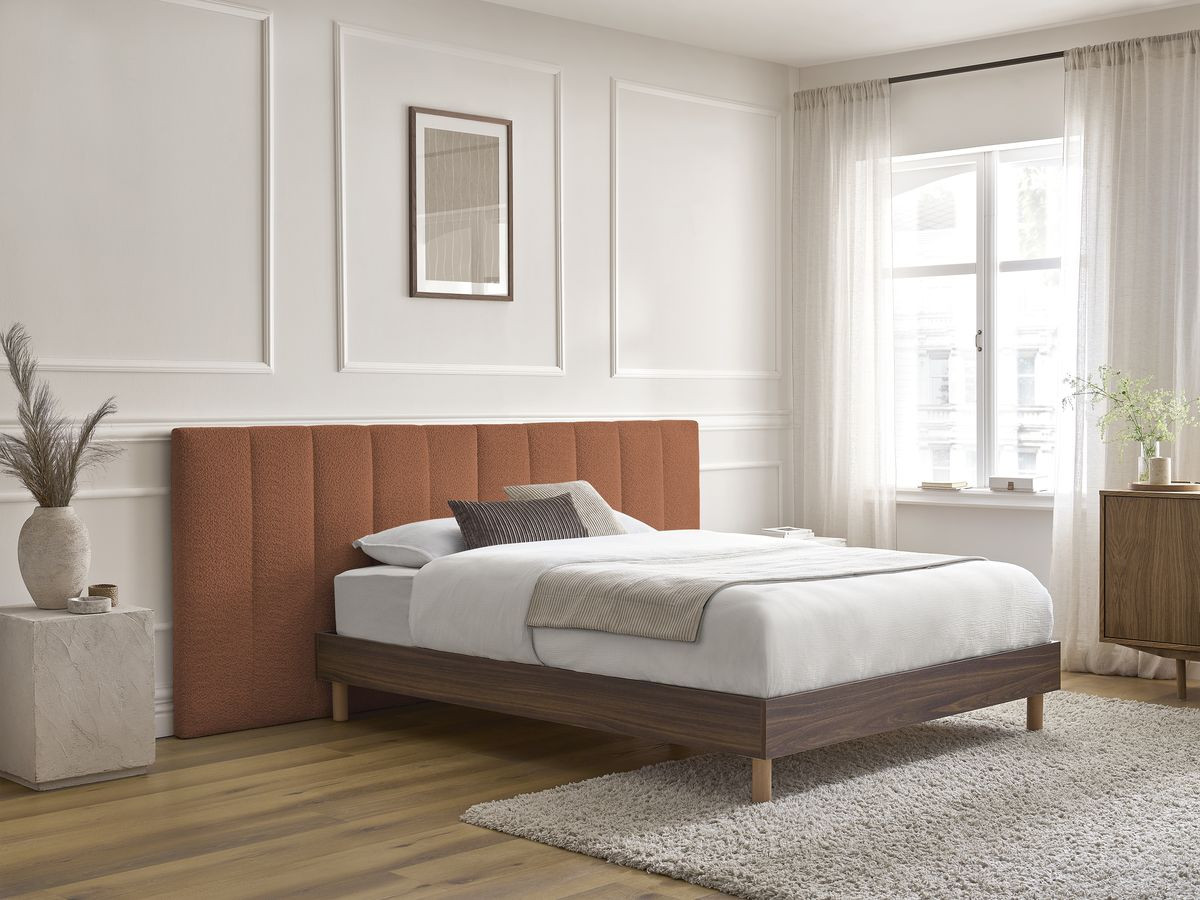 Lit TIMO bois foncé avec lattes massives orange — vue 4