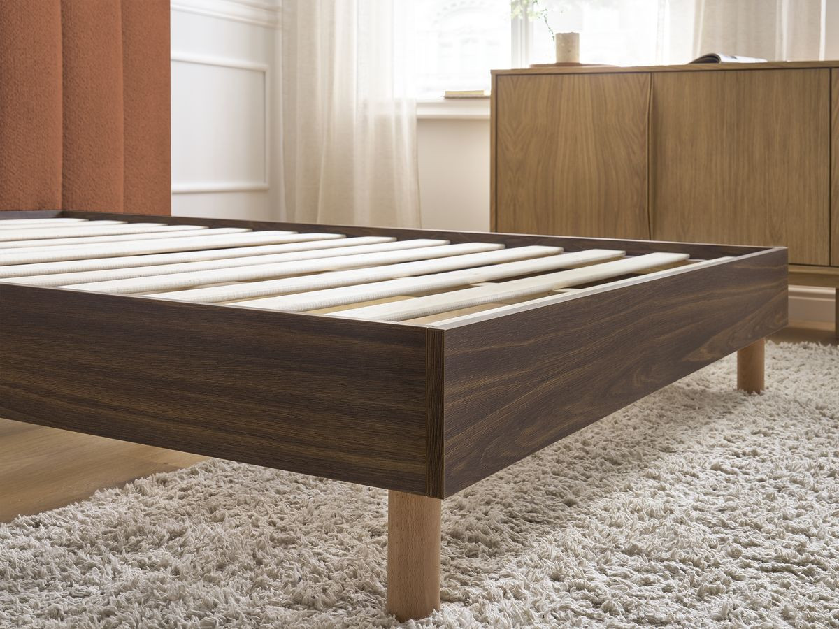 TIMO donkerhouten bed met massieve lattenbodem