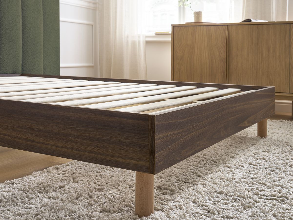 TIMO donkerhouten bed met massieve lattenbodem
