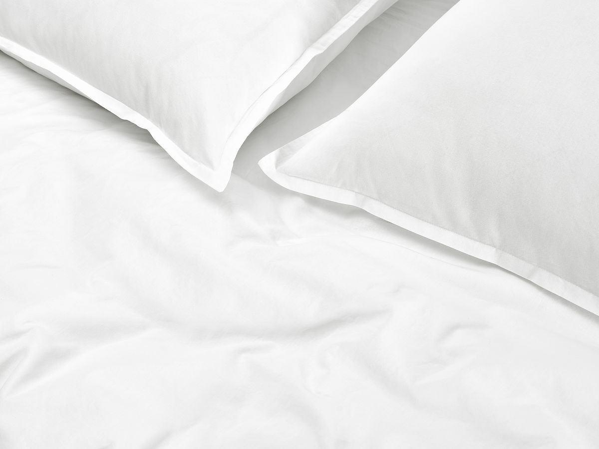 Coffre NIRA en 160 x 200 cm, matelas CAPUCINE, couette tempérée en 240 x 260 cm RE-DREAM, deux oreillers RE-DREAM en 60 x 60 cm