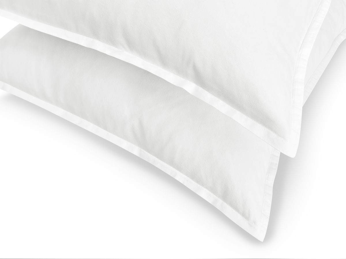 NIRA-kist in 160 x 200 cm, CAPUCINE-matras, warm RE-DREAM-dekbed in 240 x 260 cm, twee RE-DREAM-kussens in 60 x 60 cm