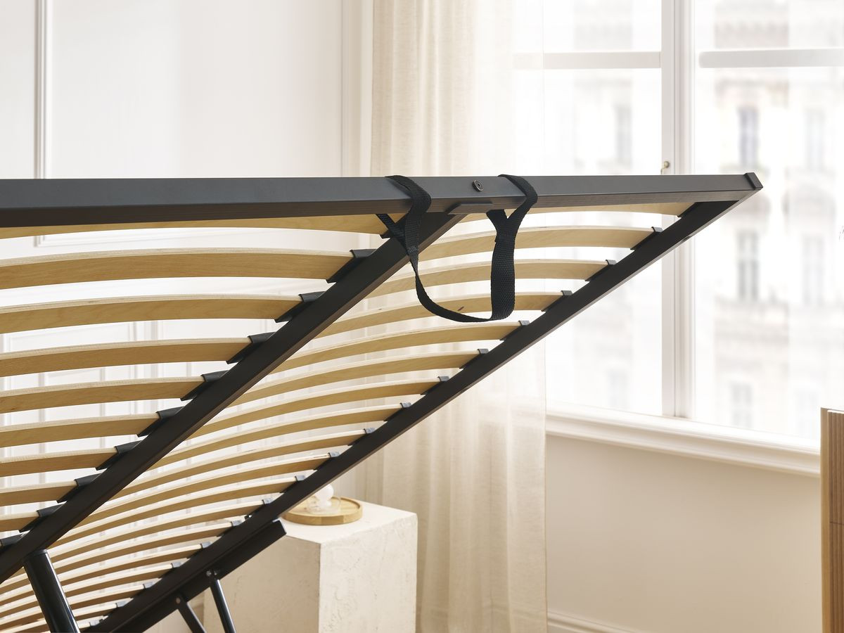 NIRA-kist in 160 x 200 cm, CAPUCINE-matras, warm RE-DREAM-dekbed in 240 x 260 cm, twee RE-DREAM-kussens in 60 x 60 cm