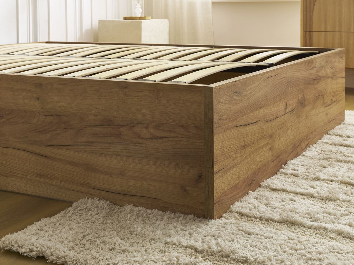 NIRA-kist in 160 x 200 cm, CAPUCINE-matras, warm RE-DREAM-dekbed in 240 x 260 cm, twee RE-DREAM-kussens in 60 x 60 cm