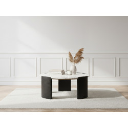 Table basse ronde TORVI, plateau marbre blanc et pieds manguier noir dans un salon japandi