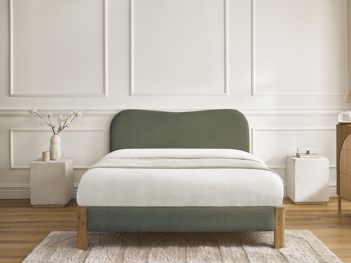 Lit SORALI tissu bouclette avec lattes massives