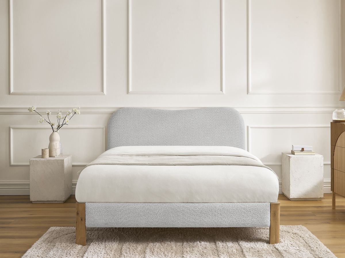 Lit SORALI tissu bouclette avec lattes massives