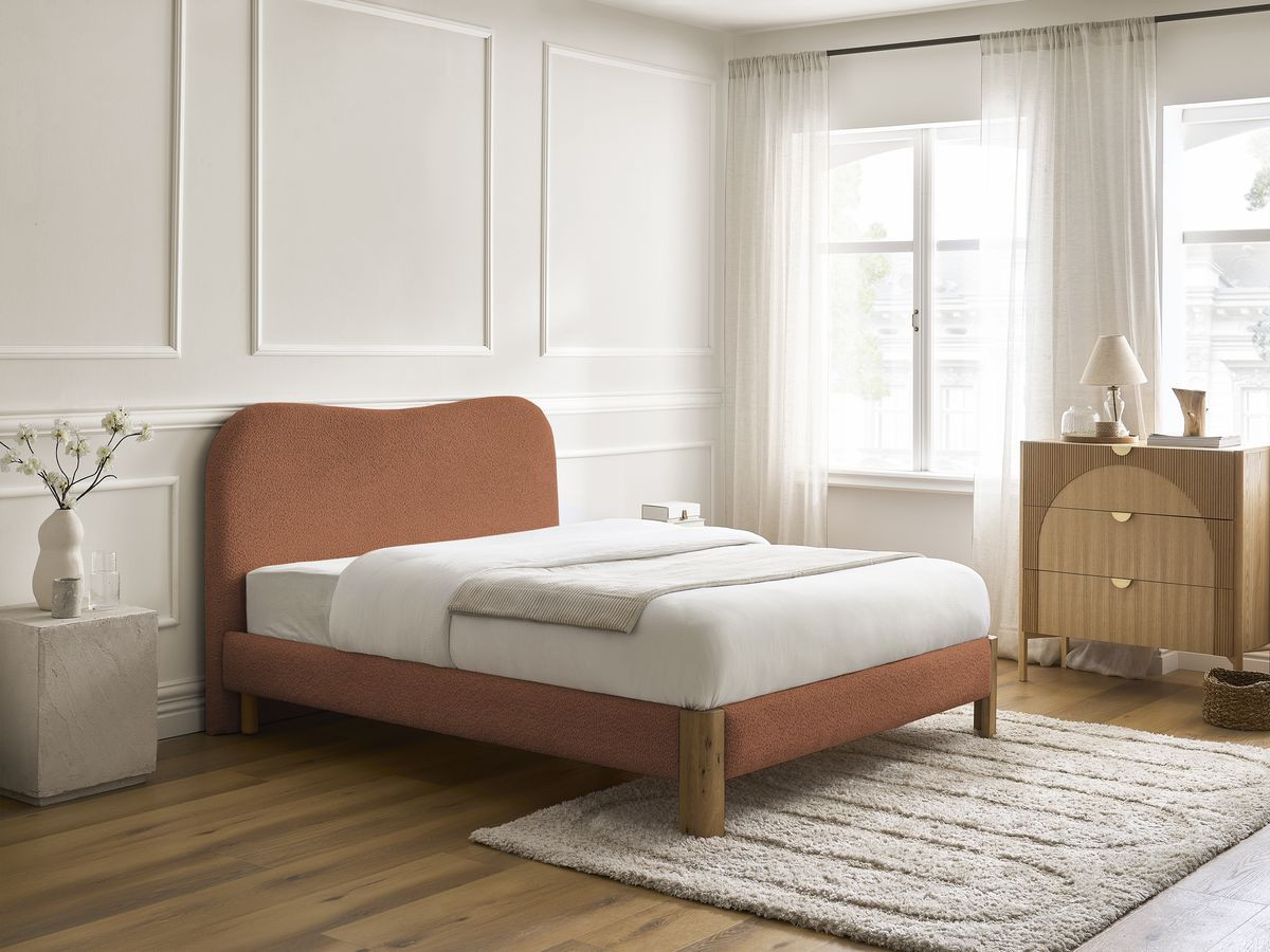 Lit SORALI tissu bouclette avec lattes massives