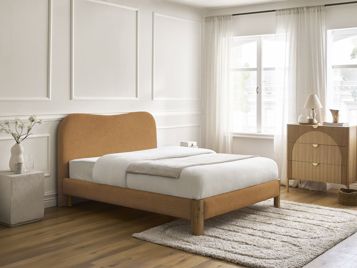 Lit SORALI tissu bouclette avec lattes massives