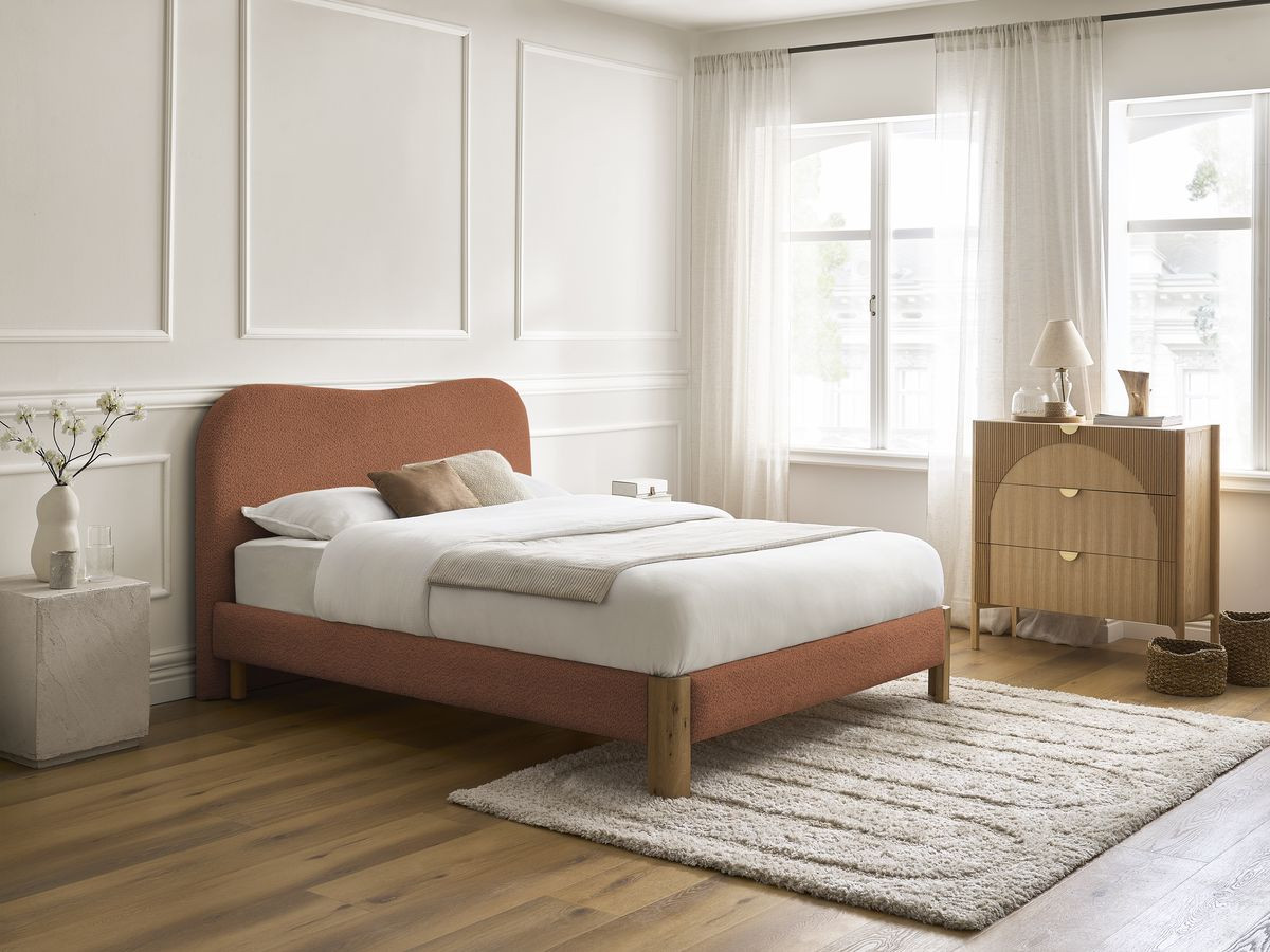 Lit SORALI tissu bouclette avec lattes massives