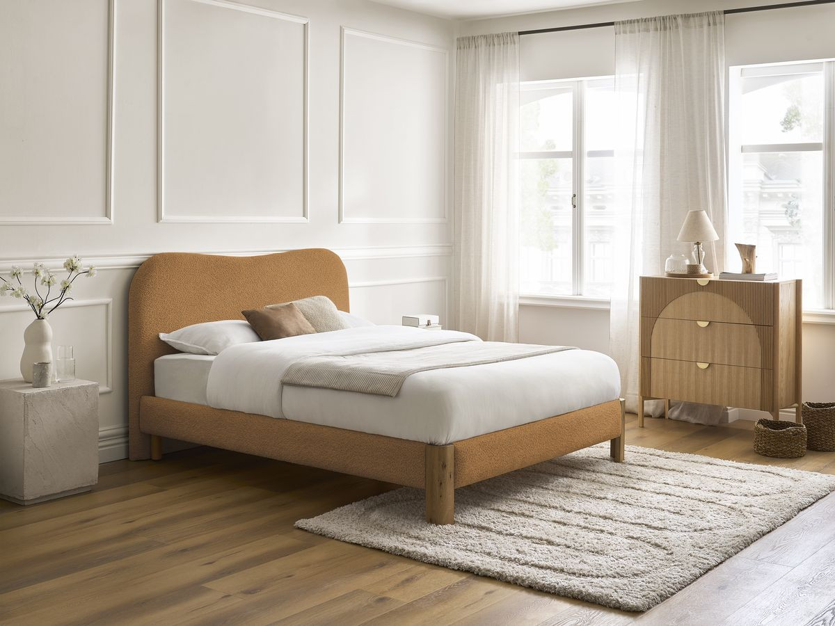 Lit SORALI tissu bouclette avec lattes massives