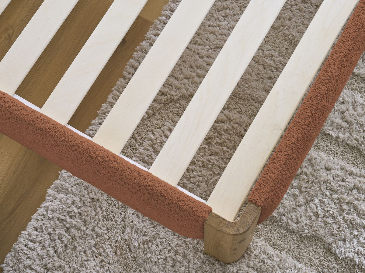 Lit SORALI tissu bouclette avec lattes massives