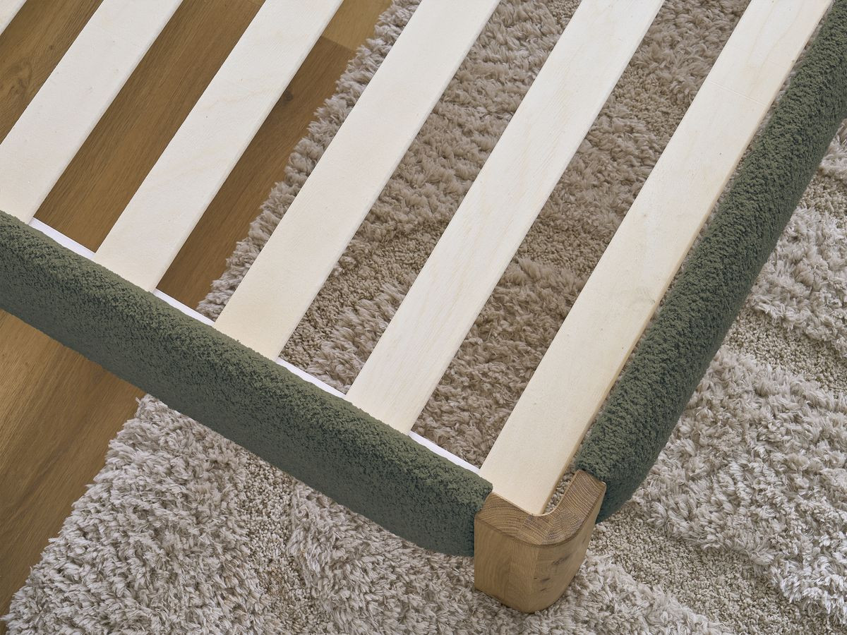 Lit SORALI tissu bouclette avec lattes massives