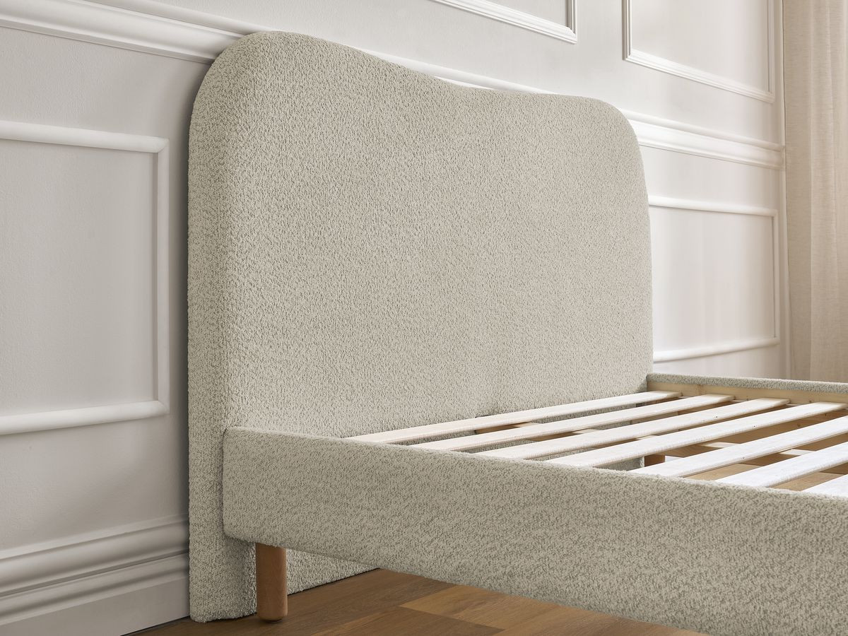 Lit SORALI tissu bouclette avec lattes massives