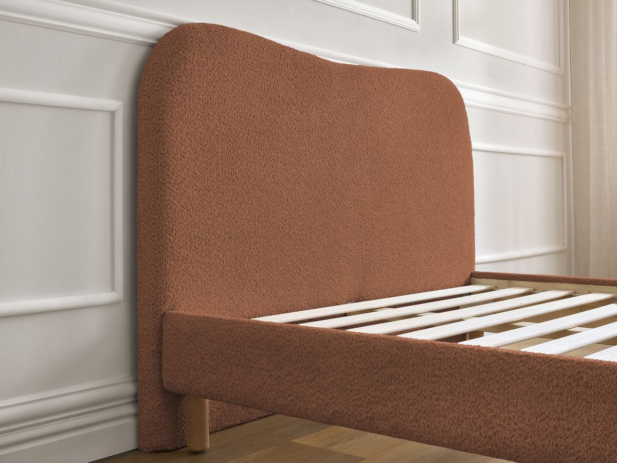 Lit SORALI tissu bouclette avec lattes massives