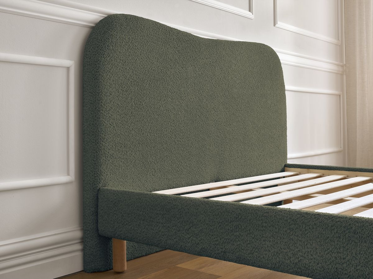 Lit SORALI tissu bouclette avec lattes massives