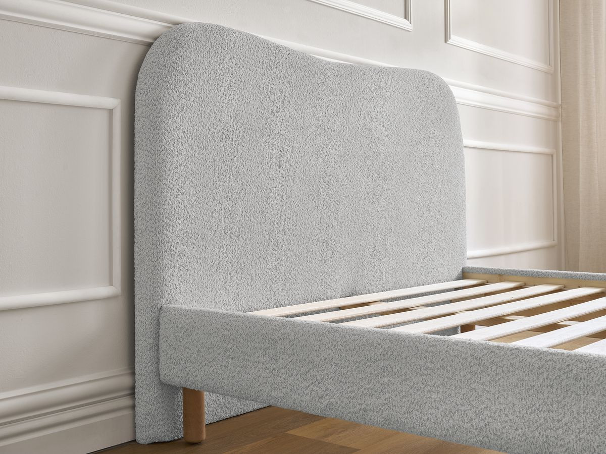 Lit SORALI tissu bouclette avec lattes massives
