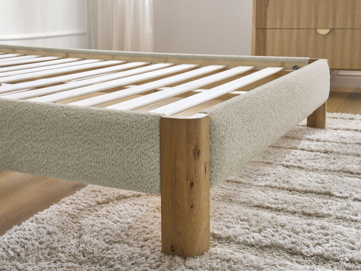 Lit SORALI tissu bouclette avec lattes massives