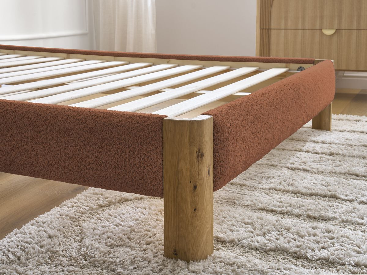 Lit SORALI tissu bouclette avec lattes massives