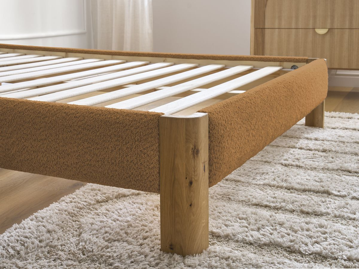 Lit SORALI tissu bouclette avec lattes massives