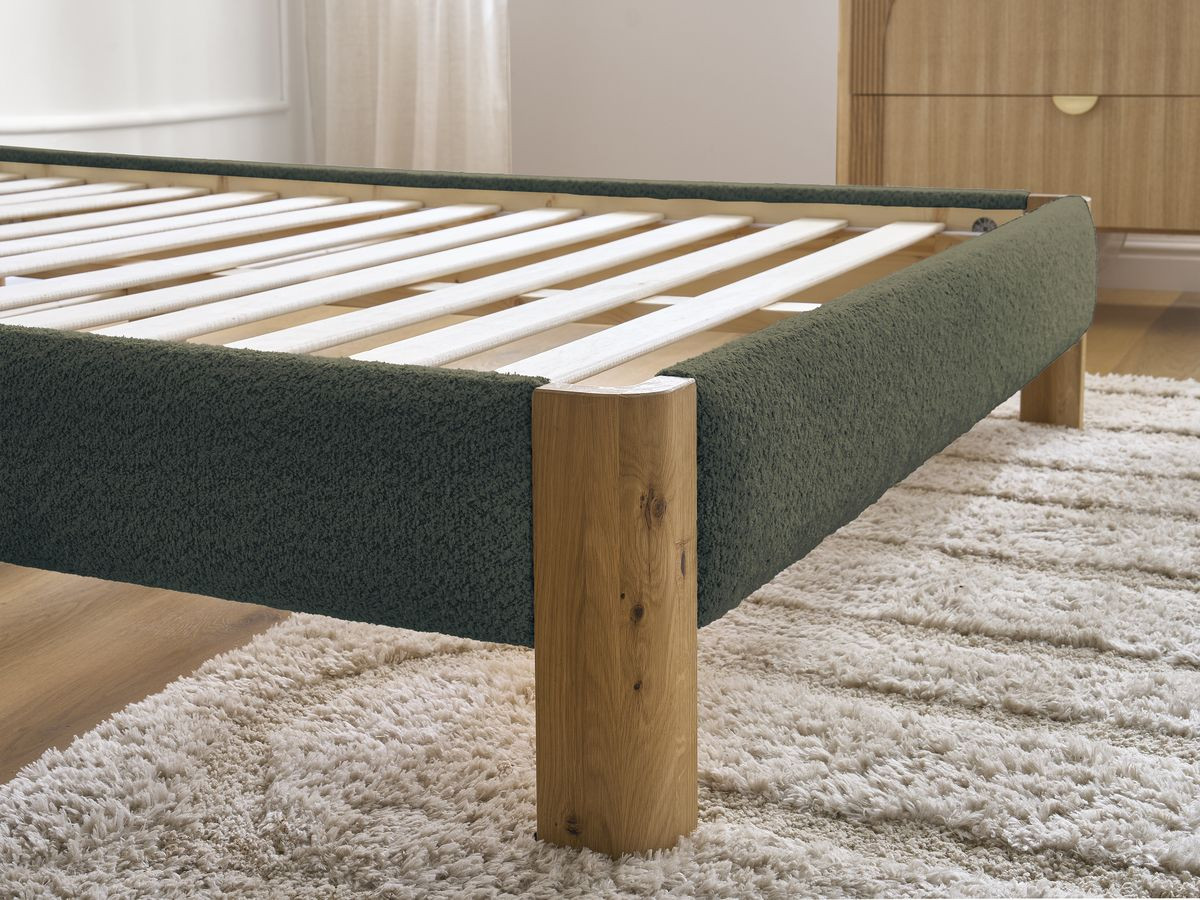 Lit SORALI tissu bouclette avec lattes massives