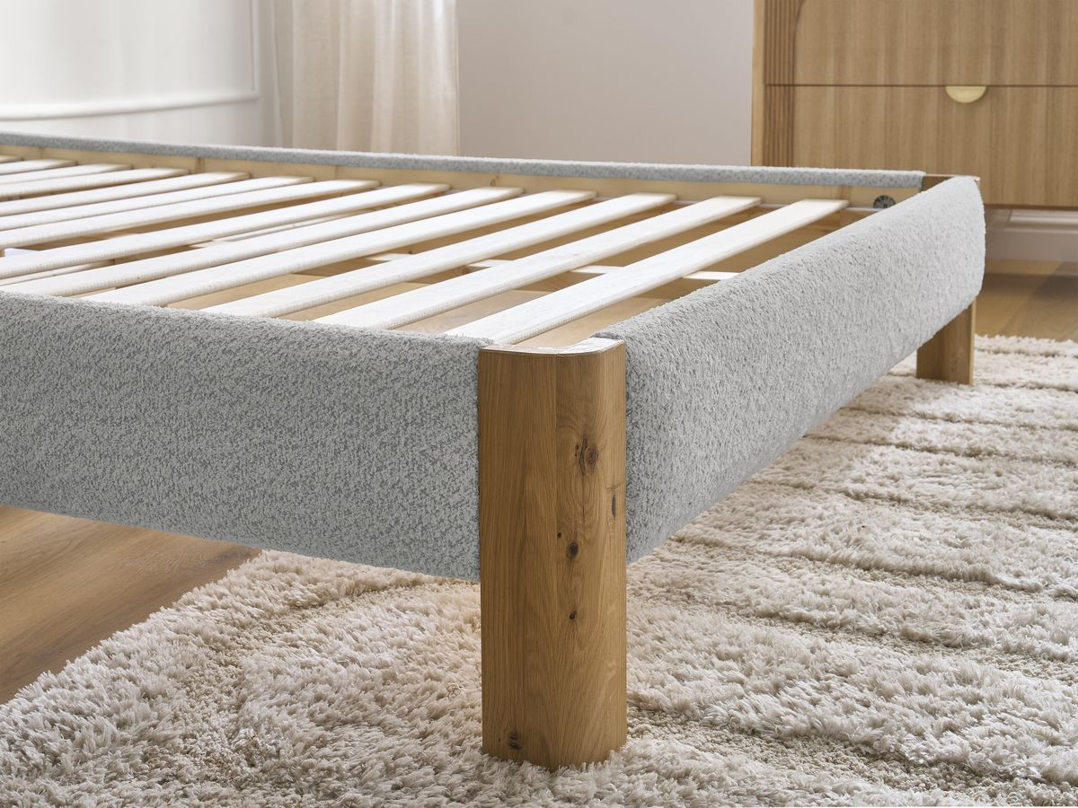 Lit SORALI tissu bouclette avec lattes massives