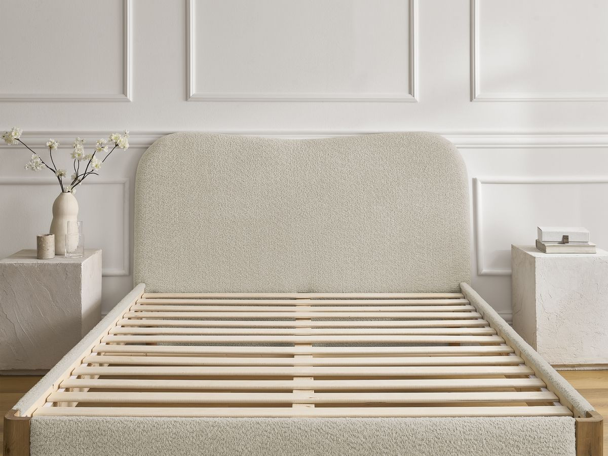 Lit SORALI tissu bouclette avec lattes massives