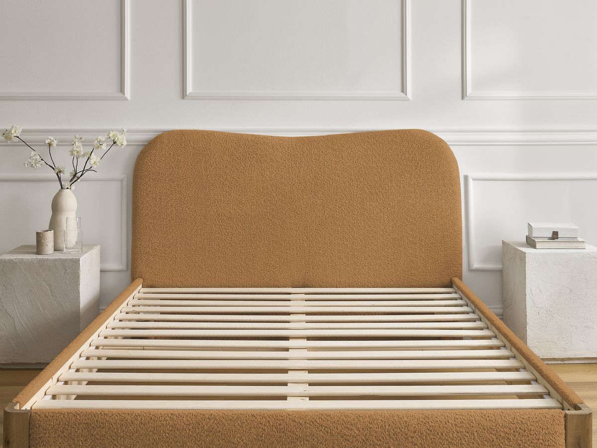 Lit SORALI tissu bouclette avec lattes massives