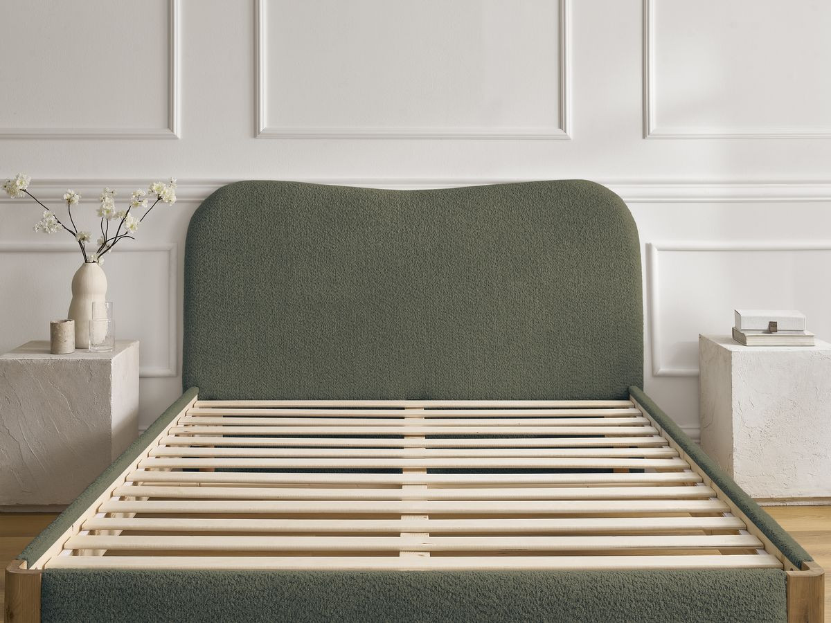 Lit SORALI tissu bouclette avec lattes massives