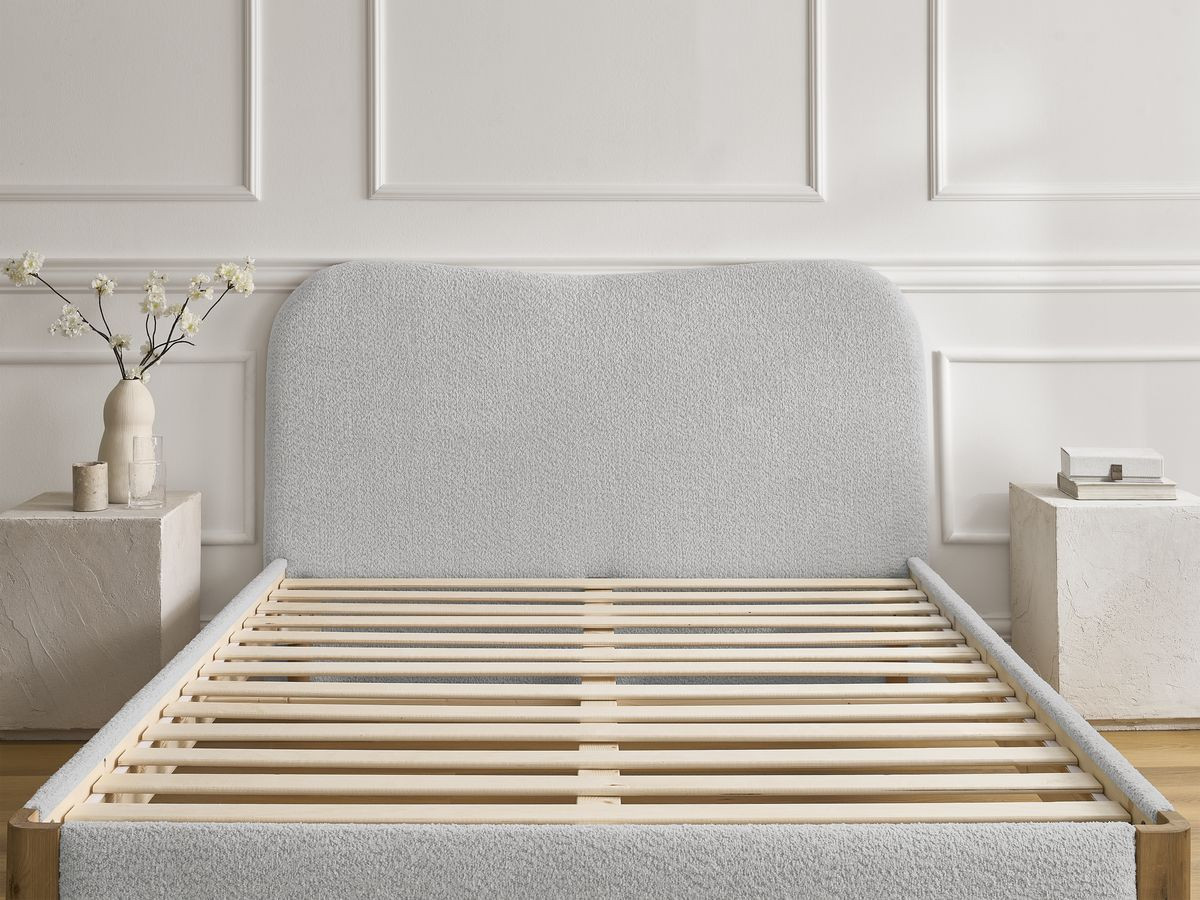 Lit SORALI tissu bouclette avec lattes massives