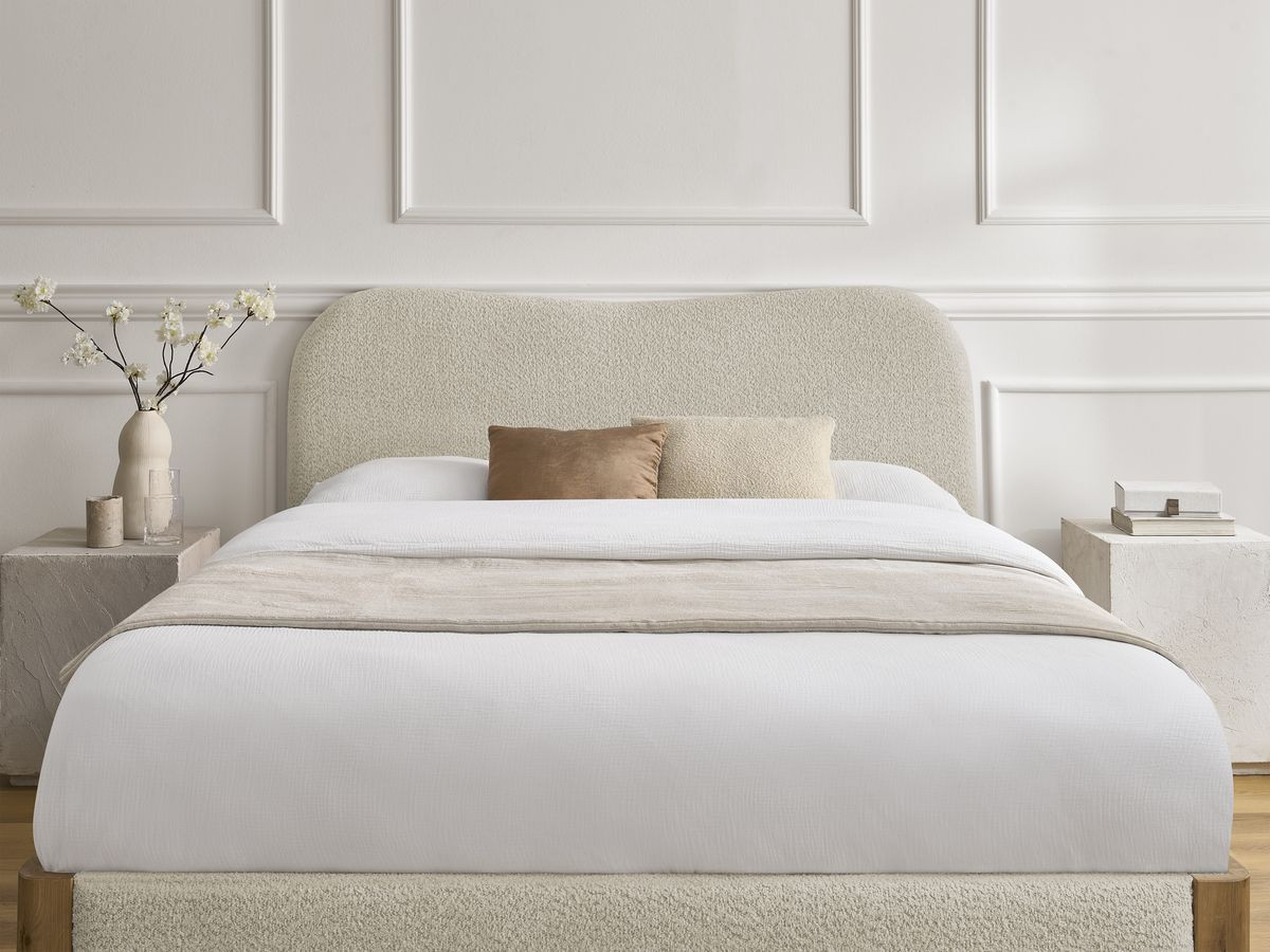 Lit SORALI tissu bouclette avec lattes massives