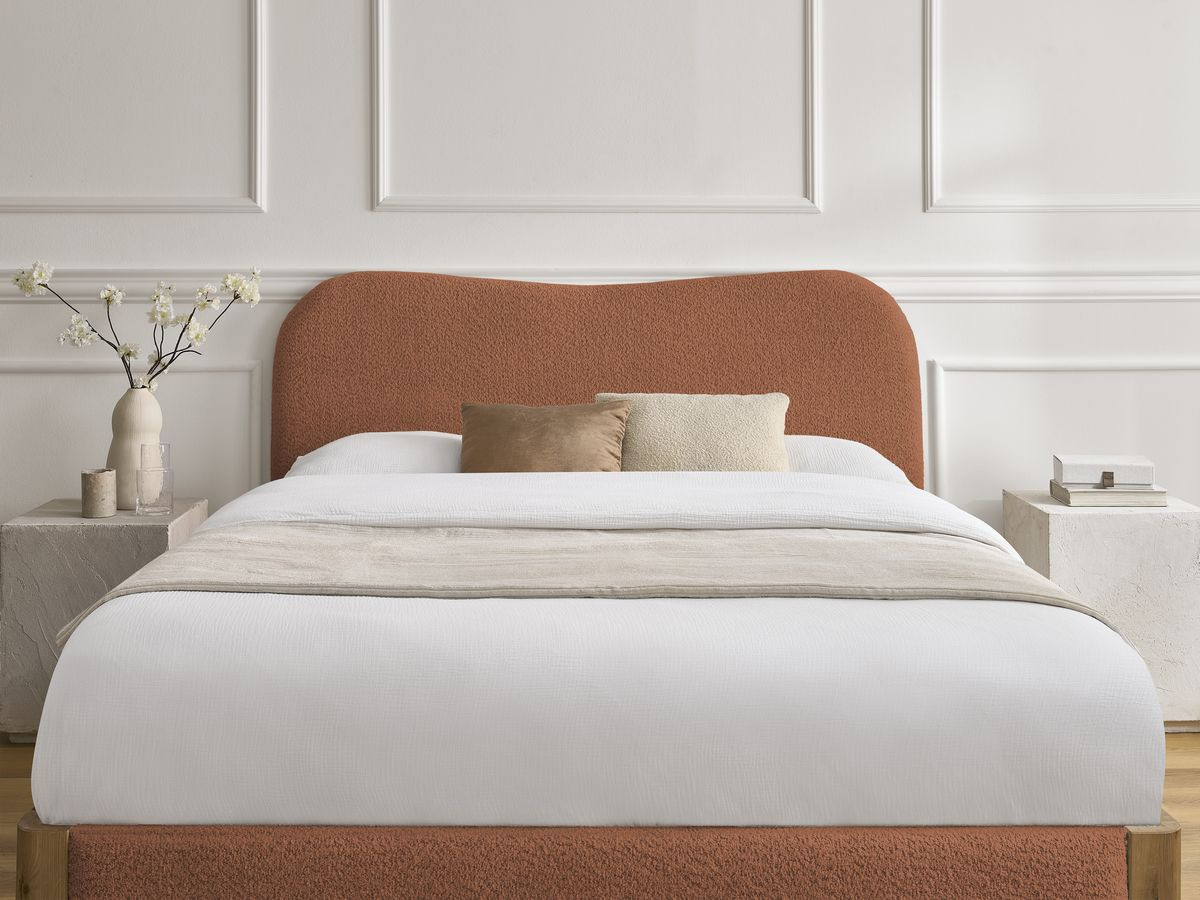 Lit SORALI tissu bouclette avec lattes massives