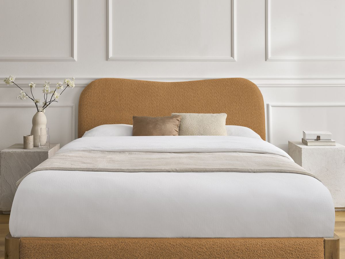 Lit SORALI tissu bouclette avec lattes massives
